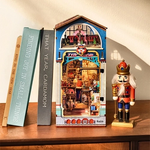 Originale decorazione tra i libri