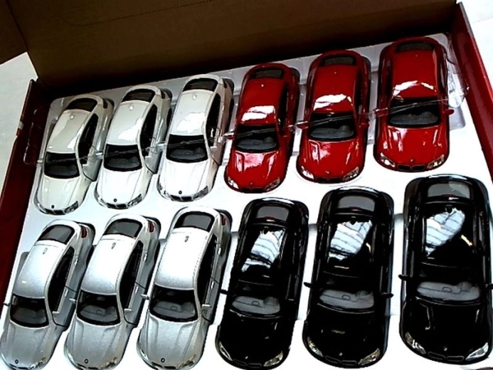 Macchinina in metallo BMW X6 1:38 con meccanismo pull-back e porte apribili