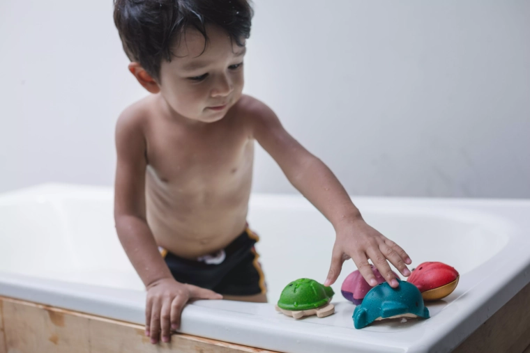Divertimento durante il bagno e anche nella vaschetta