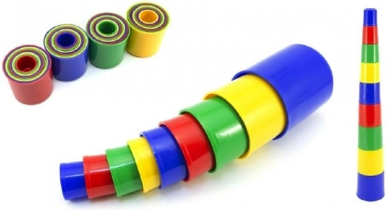 Piramide impilabile colorata di bicchierini