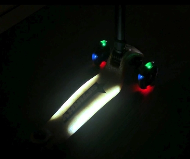 Ruote a LED e pedana illuminata per una migliore visibilità
