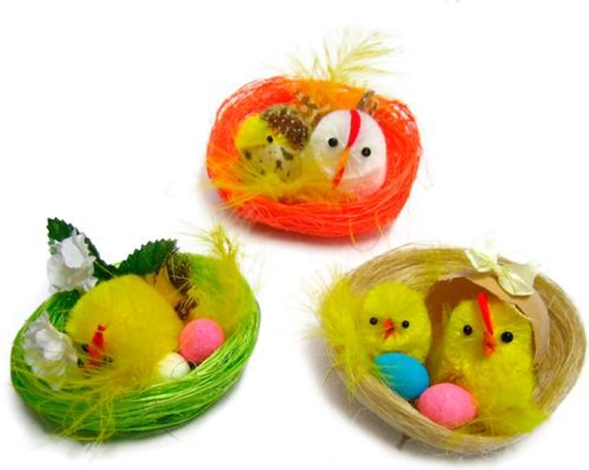 Famigliola di pulcini nel cestino – decorazione pasquale 6,5 cm