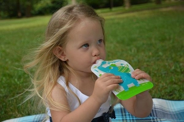 In viaggio e all’aperto: il bambino beve e mangia da solo