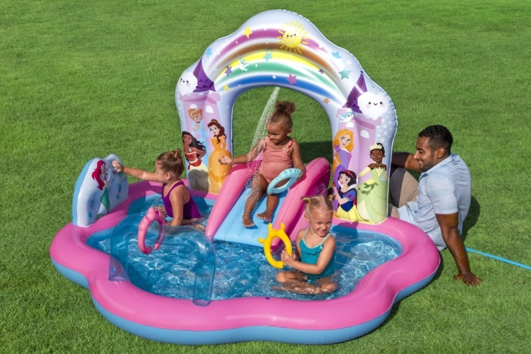 Doccetta d’acqua dopo il collegamento al tubo da giardino