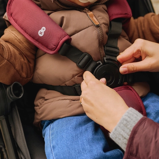 Chiusura con una mano e fissaggio sicuro del bambino