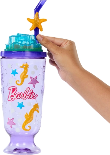 Bicchiere con cannuccia come accessorio di gioco
