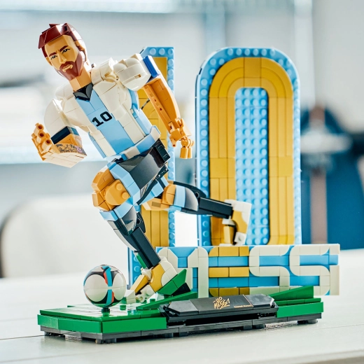 Due pose iconiche di Messi