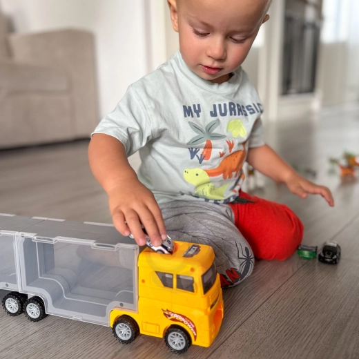 Lancio d'auto pieno d'azione