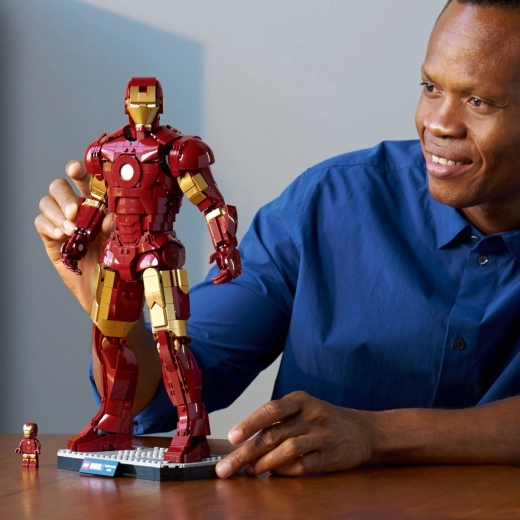 Include minifigure di Iron Man