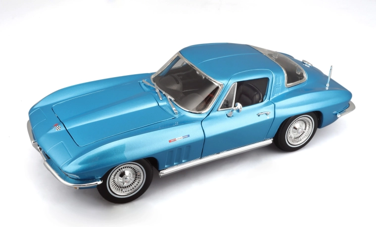 Maisto Chevrolet Corvette 1965 modello in metallo 1:18 azzurro chiaro