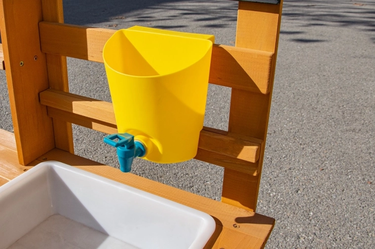 Vera divertente esperienza d’acqua con serbatoio e rubinetto