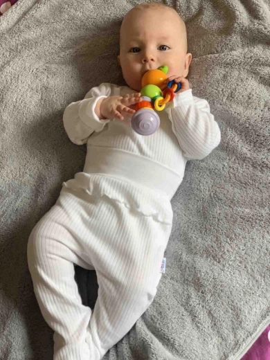 Comodi pantaloni con piedini integrati