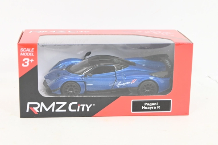 Modello di auto Pagani Huayra R in colore blu