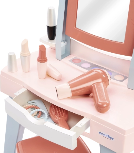 Specchio e cassetto pratico