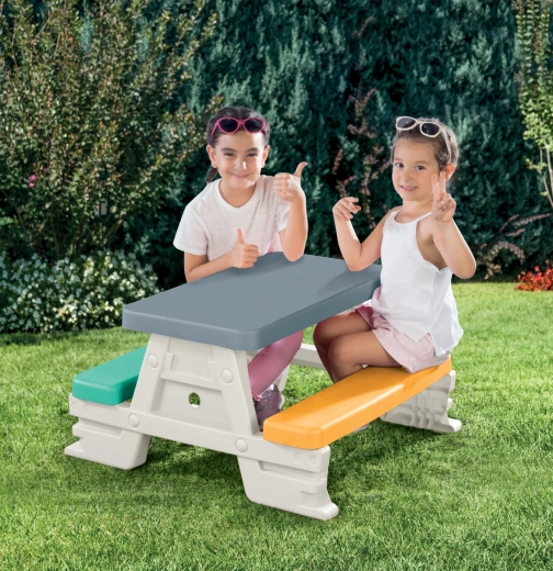 Tavolo da picnic con panche per giocare insieme