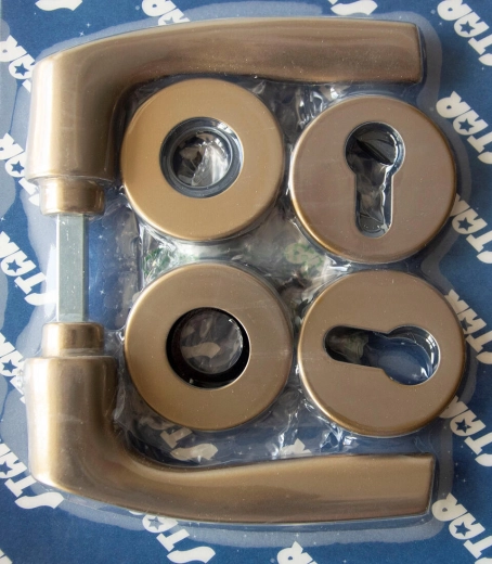 Maniglia per porta MONET su rosetta, cilindro europeo, bronzo anodizzato