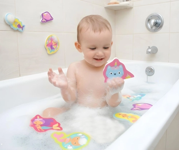 Divertimento durante il bagno che sviluppa la motricità