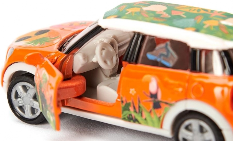 Carrozzeria in metallo e porte apribili