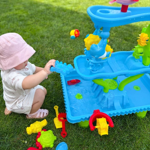 Gioco con acqua e sabbia