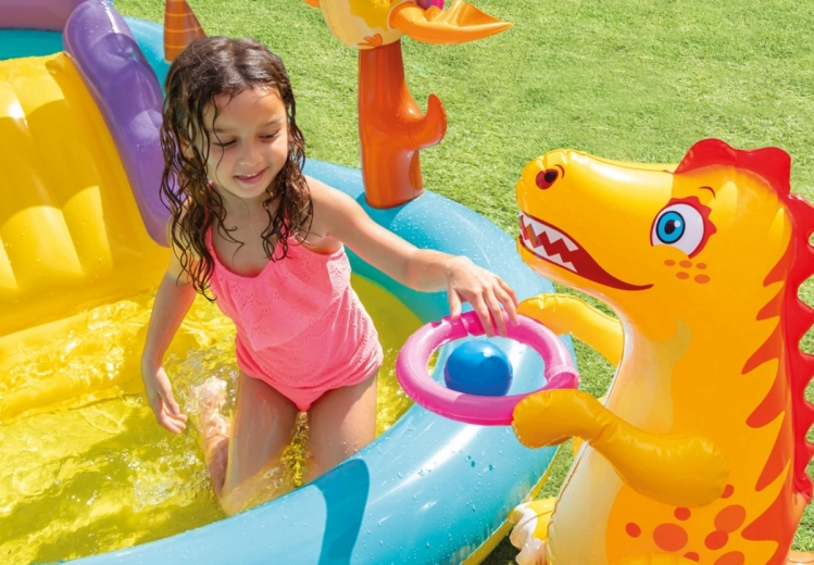 Giochi con palline ed elementi a tema dinosauri
