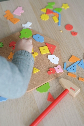 Gioco di martellamento con martello e chiodini – Casa