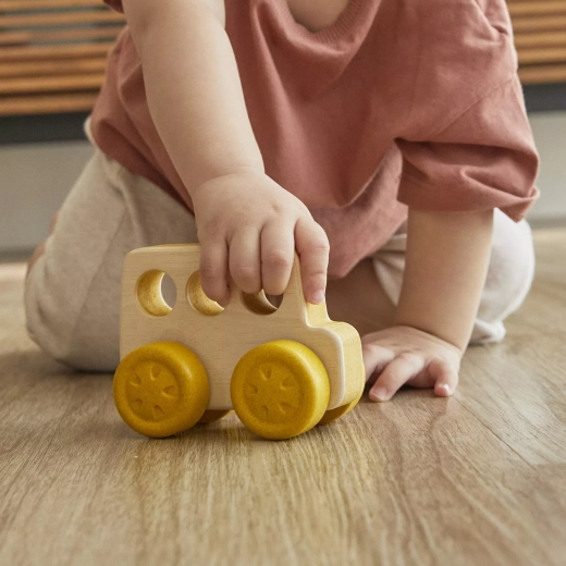 Sta nella mano del bambino e si spinge facilmente