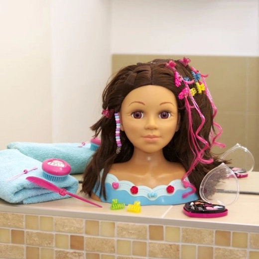 Lunghi capelli castani per acconciature creative