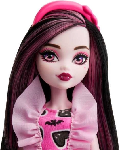 Draculaura rosa alla moda con dettagli iconici
