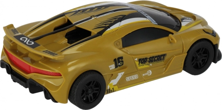 Look sportivo da drift con spoiler e adesivi