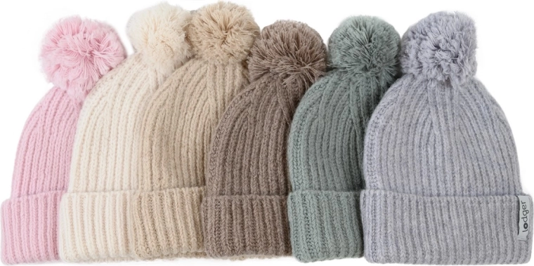 Pompon alla moda e aspetto lavorato a maglia