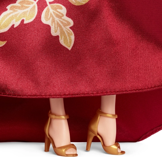 Scarpe dorate con tacco per uno styling perfetto