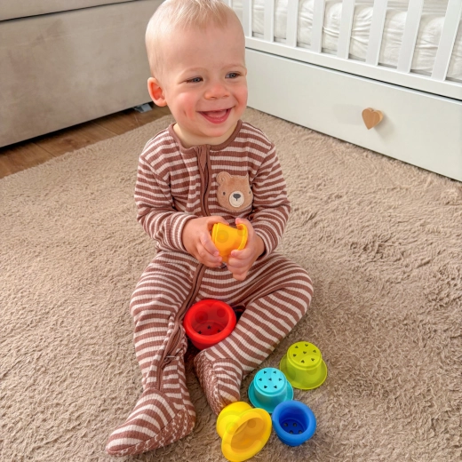 Bicchieri impilabili per la motricità fine