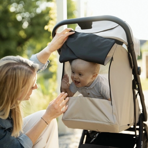 Capottina con UPF 50+ e controllo in qualsiasi momento