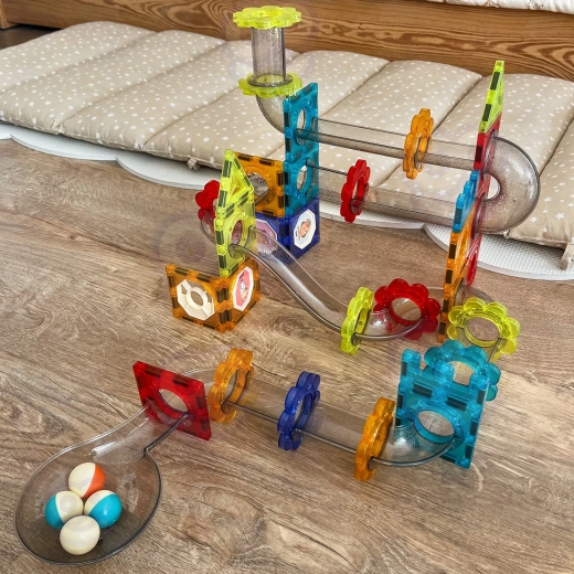 Tubi e imbuti trasparenti per una corsa dinamica