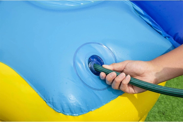 Scivolo rinfrescante con spruzzatori d