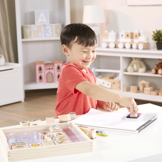 Tutto in ordine nel vassoio in legno + pastelli per colorare