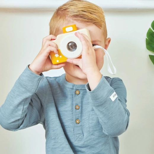 Giocare a fare il piccolo fotografo
