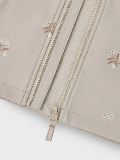 Dettagli pratici: zip, tasche e protezione per il mento