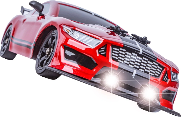Luci LED e carrozzeria sportiva in stile Mustang