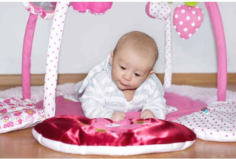 Stimolazione sensoriale con elementi fruscianti e testurizzati