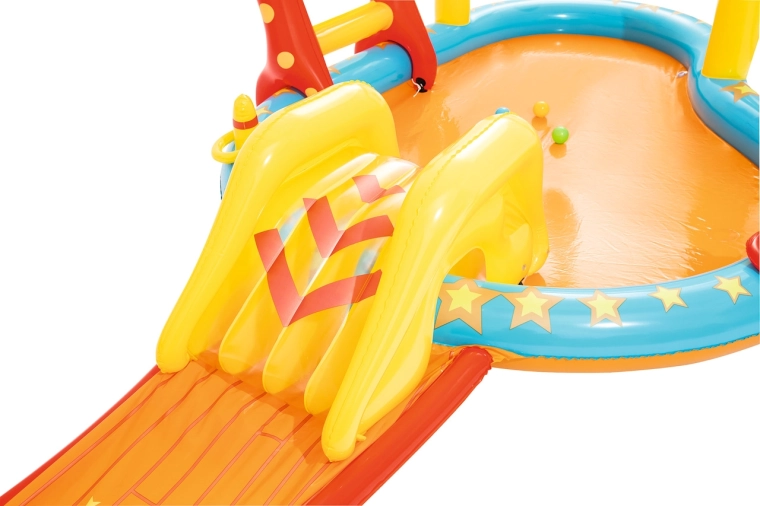 Scivolo removibile per il divertimento estivo