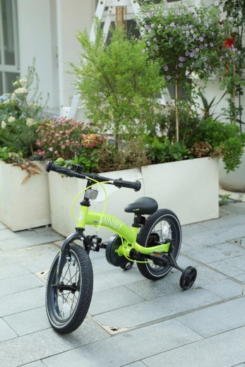 Equipaggiamento sicuro per i piccoli ciclisti