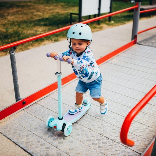 Struttura stabile a tre ruote e sterzo tramite trasferimento del peso