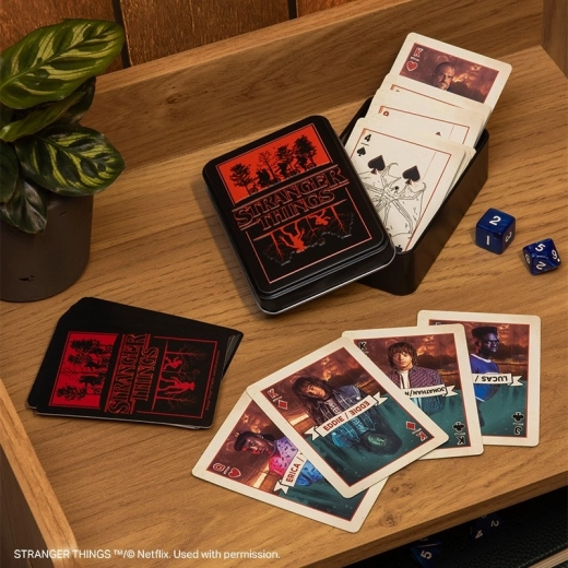 Stranger things carte da gioco con jolly in scatolina di latta