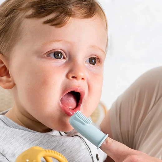 Pulizia delicata dei primi dentini