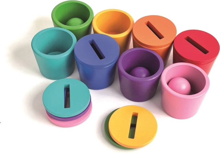 Bicchierini con fessure per inserire le monete