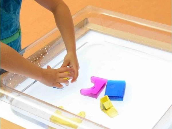 Colori vivaci ed effetti luminosi sul light table