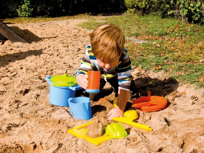 Divertimento nella sabbiera e in spiaggia