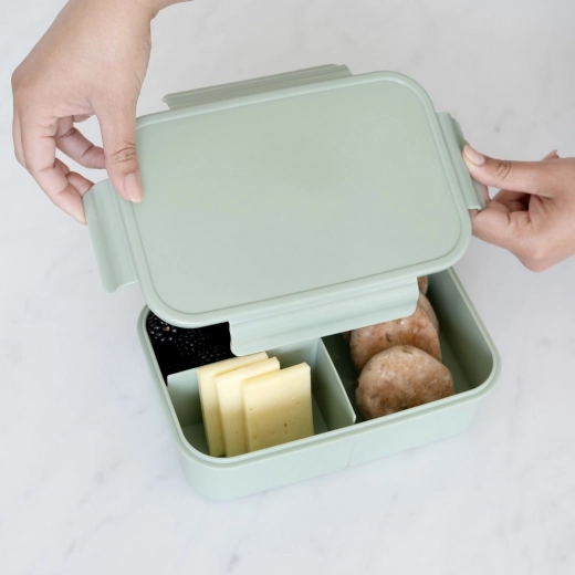 Tre scomparti per un confezionamento ordinato dello spuntino