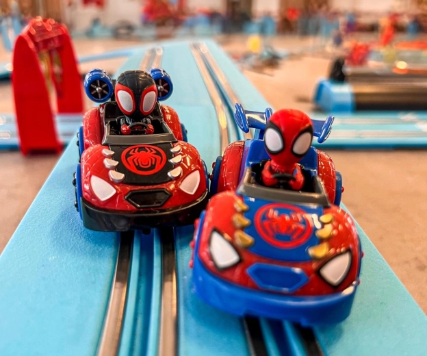 Pista da corsa con gli eroi Marvel